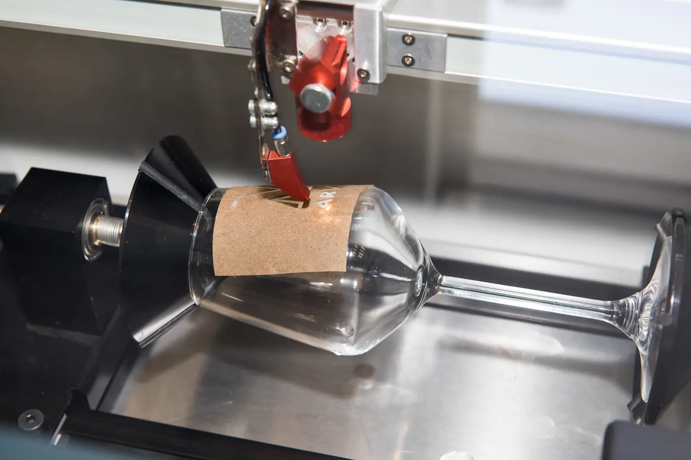 Gravure op glaswerk tijdens de productie