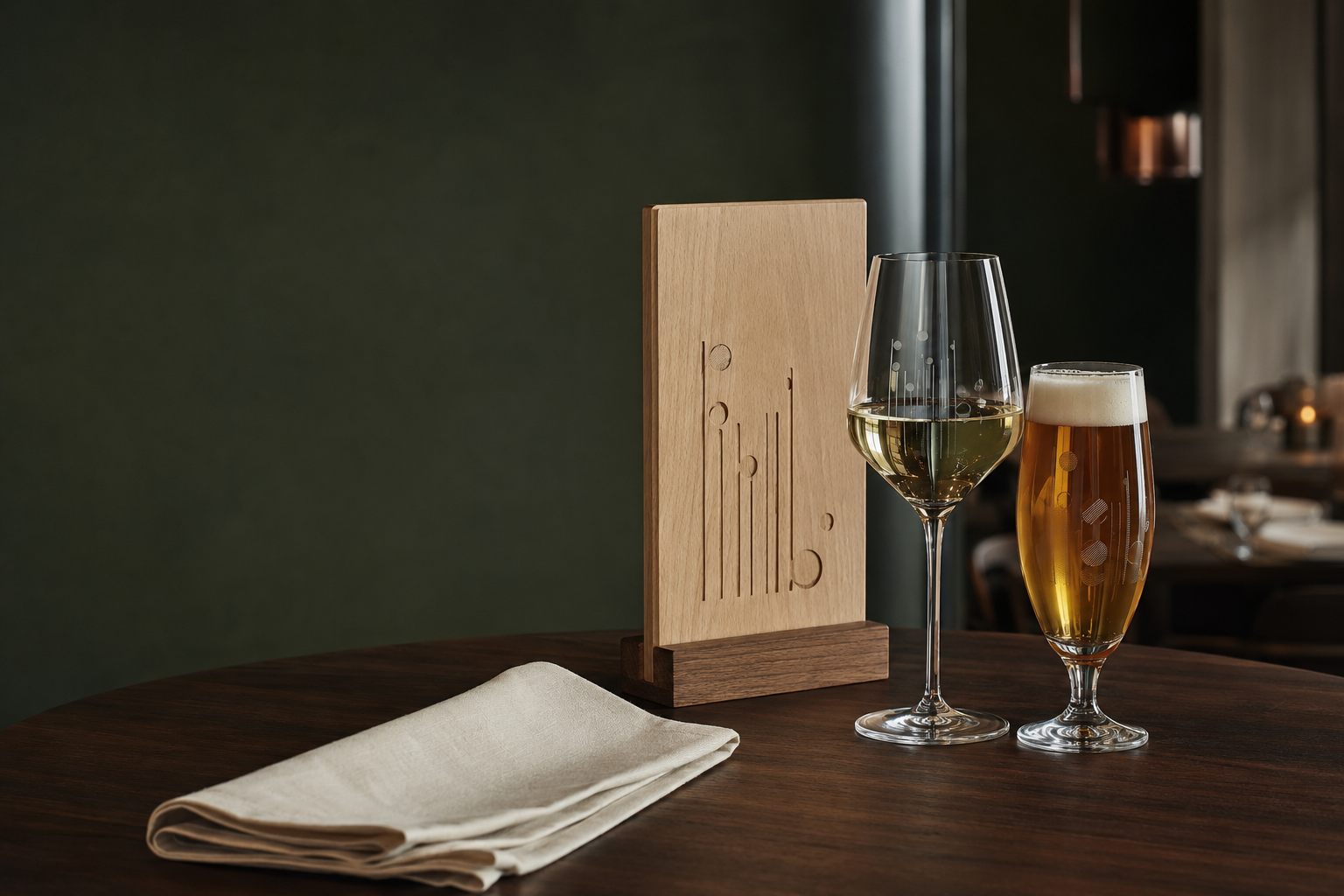 Gegraveerd wijn- en bierglas met een houten menukaarthouder op een restauranttafel